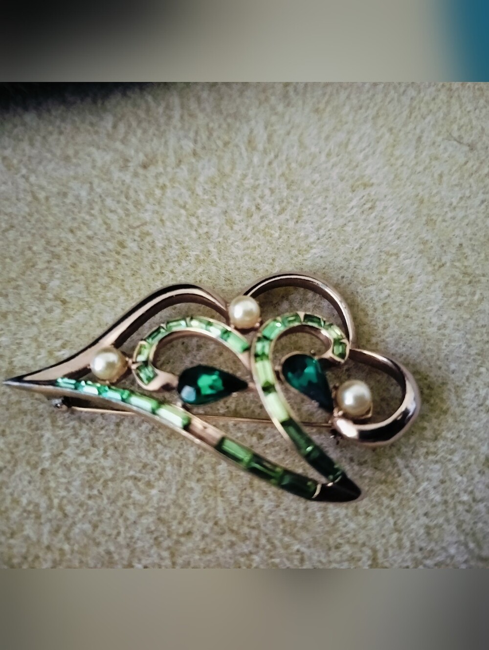 Elegant Vintage Green Rhinestone & Pearl Heart Ribbon Brooch | Rose Gold Tone
